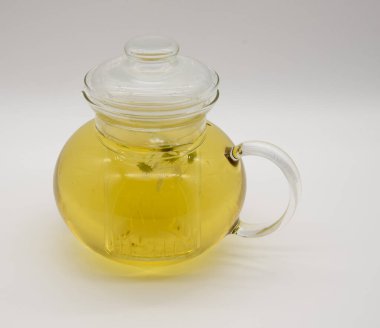 Hafif kokulu papatya çayı ile şeffaf çaydanlık..