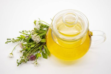  Bitkisel çaydanlık ve hafif arka planda şifalı bitkiler..