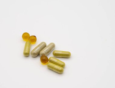  Hafif arkaplandaki tabletler ve kapsüller.