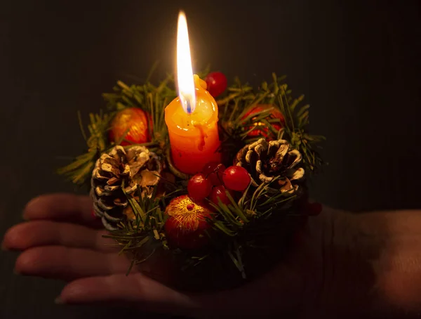 Candela decorata di Natale ardente sul palmo della mano — Foto Stock