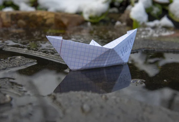 Üzerinde yazı olan kağıt bir tekne buza sıkışmış.. — Stok fotoğraf