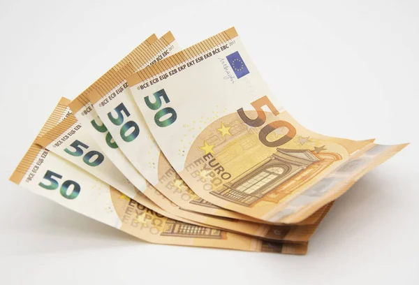 Vijftig Euro geld wordt gestapeld tegen een lichte achtergrond. Stockfoto