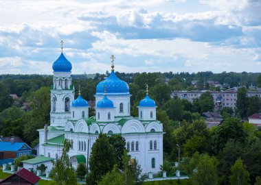 Bulutlu gökyüzüne karşı mavi kubbeleri olan görkemli bir beyaz tapınak.. 