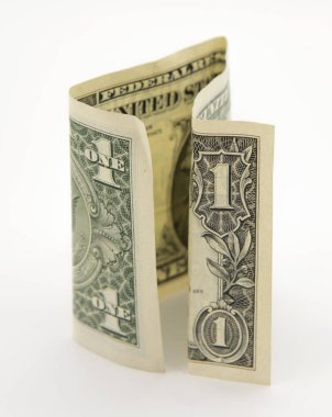 Açık arkaplanda katlanmış bir dolar.
