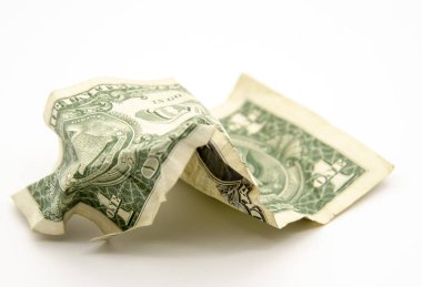 Hafif bir arka planda buruşmuş bir dolar..