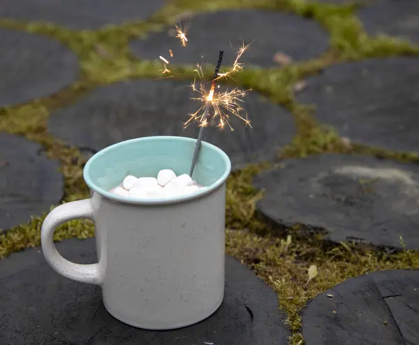 Espumante de Natal em uma xícara de chocolate quente com marshmallows — Fotografia de Stock