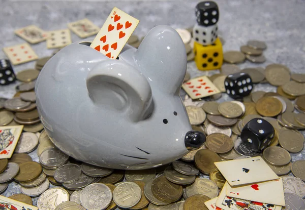 Мышь-поросенок Банк на куче монет и атрибутов азартных игр . — стоковое фото