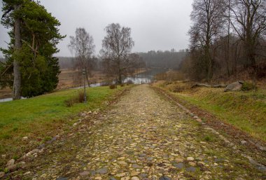 .Nehre giden taşla döşeli bir yol..