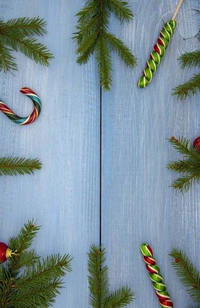 Decoración de Navidad, bastón de caramelo y ramas de abeto. Espacio para texto . — Foto de Stock