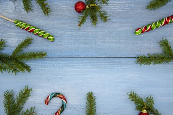 Decoración de Navidad, bastón de caramelo y ramas de abeto. Espacio para texto . — Foto de Stock