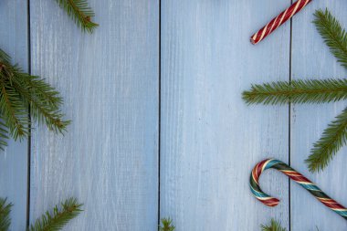  Noel dekoru, şeker kamışı ve köknar ağacı dalları. Metin için boşluk.