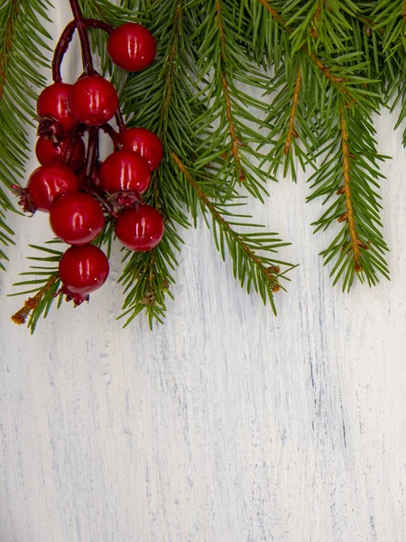 Beyaz ahşap arka planda Noel dekoru. — Stok fotoğraf