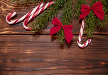 Koyu ahşap arka planda Noel dekoru