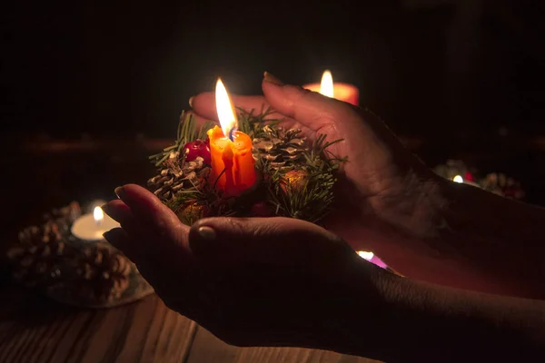 在一位老年妇女的手掌上点燃蜡烛. — 图库照片