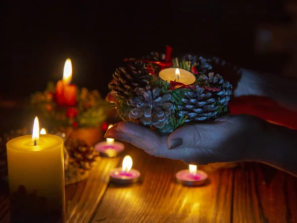 Vela acesa nas palmas das mãos de uma mulher idosa . — Fotografia de Stock