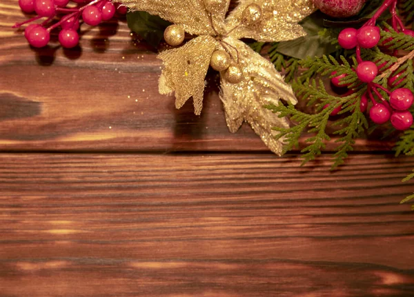 Decoración de Navidad sobre un fondo de madera oscura — Foto de Stock