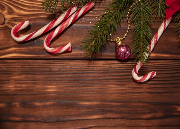 Decoración de Navidad sobre un fondo de madera oscura — Foto de Stock