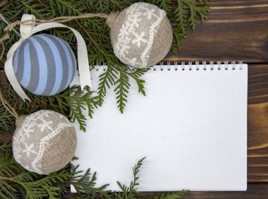 El yapımı Noel topları, beyaz kağıt sayfaları.