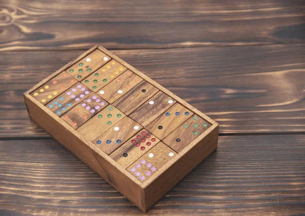 Коробка с деревянным Domino на деревянном фоне . — стоковое фото