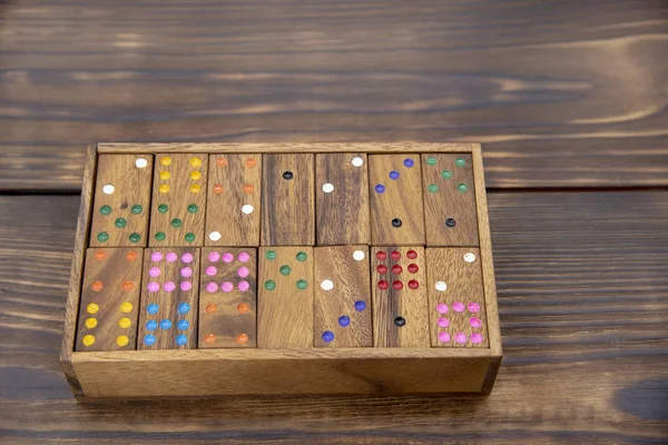 Коробка с деревянным Domino на деревянном фоне . — стоковое фото