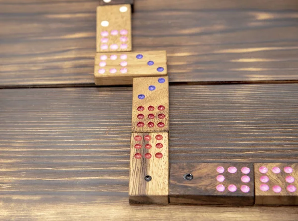 Игра в домино на деревянном текстурированном столе . — стоковое фото
