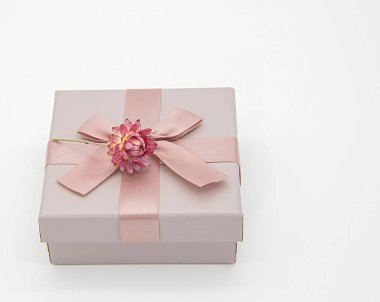 Mücevherler ve kurumuş çiçekler için bir hediye kutusu.