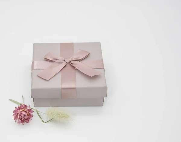 Een geschenkdoos voor sieraden en gedroogde bloem — Stockfoto