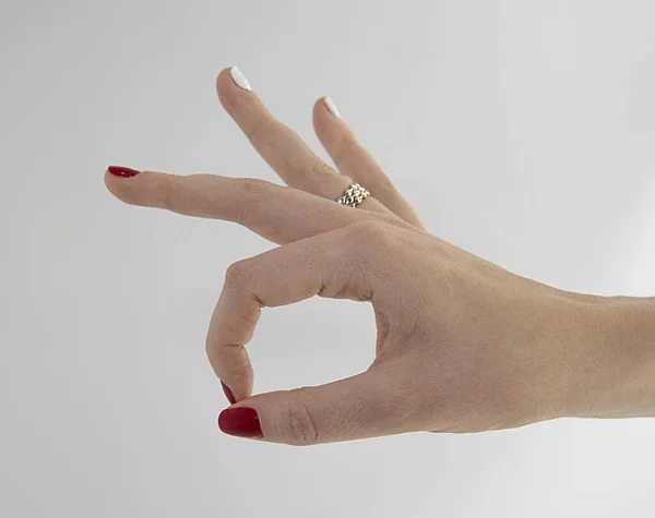 Mujer mano ok sign.on un fondo gris . — Foto de Stock