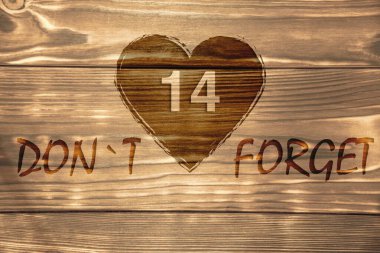  Tahta bir masanın üstünde Sevgililer Günü 'nün kalp sembolü..