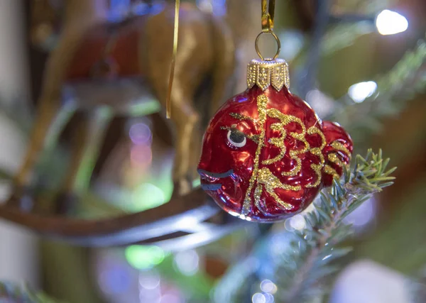 Bir dalda asılı Noel oyuncağı balığı. — Stok fotoğraf