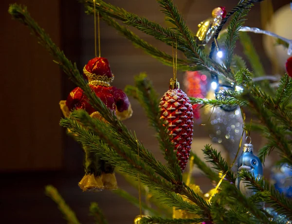 Juguetes de Navidad cuelgan del árbol de Navidad — Foto de Stock