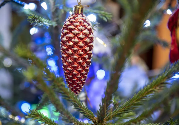 Noel oyuncakları Noel ağacında asılı — Stok fotoğraf