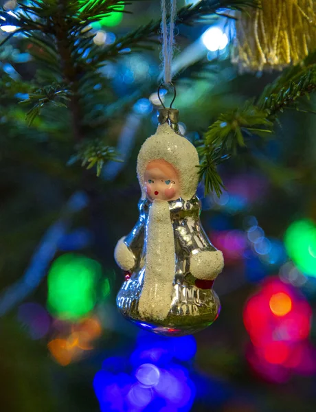 Glas Kerst speelgoed sneeuw maagd opknoping op een sparren tak op een wazig achtergrond — Stockfoto