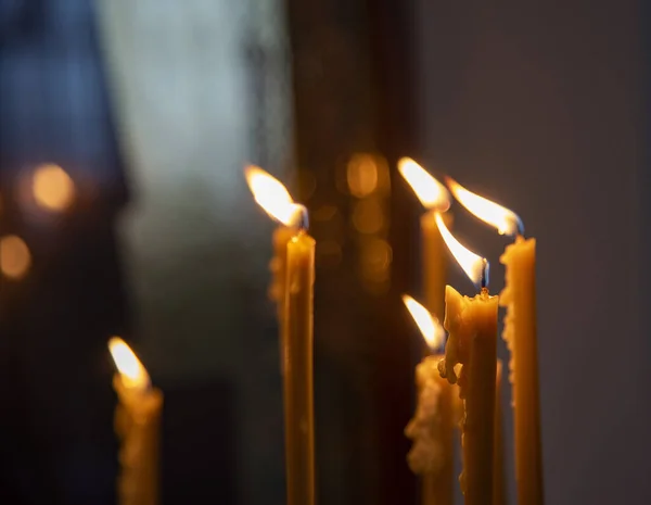 Brand in het schemerige licht van kaarsen in de kerk. — Stockfoto