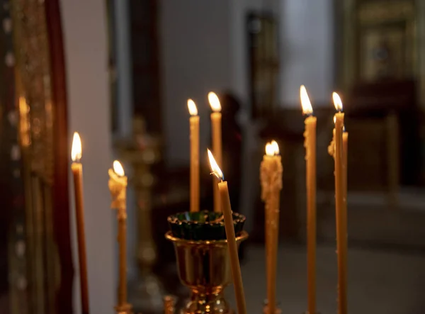 Bruciare alla fioca luce delle candele nella Chiesa . — Foto Stock