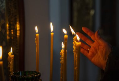Hıristiyan Kilisesi 'nde sönük mum ışığında yanıyor..