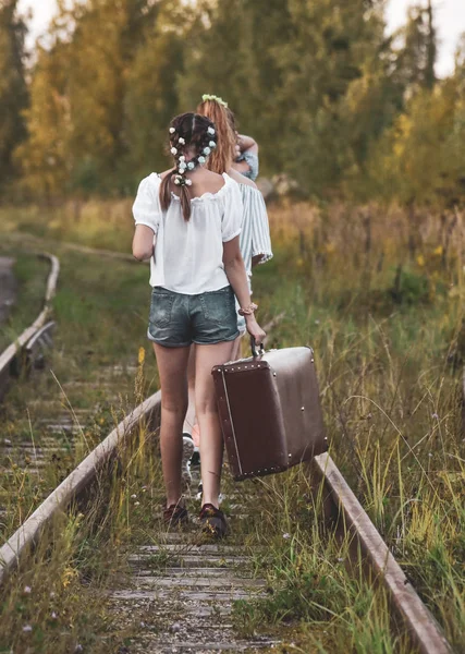 Adolescentes vão nos trilhos ferroviários à distância . — Fotografia de Stock