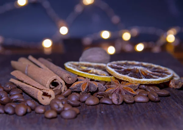 Granos de café con palitos de canela cítrica y anís estrellado — Foto de Stock