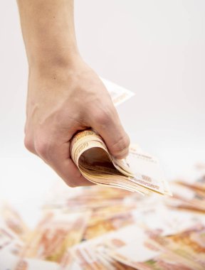 Bir adam avucunun içinde beş bin rublelik banknotlar tutar. 