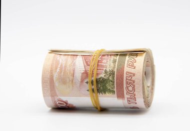 Arka planda beş bin rublelik bükülmüş banknotlar.. 