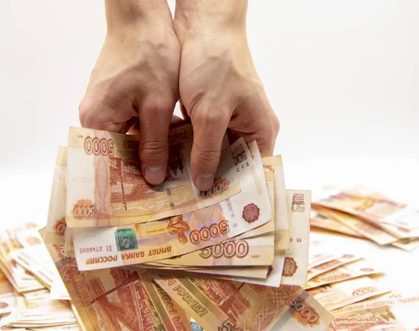 Erkeklerin elinde bir yığın beş bin ruble var.