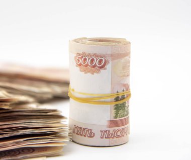 Beş bin rublelik banknotlar ve birkaç banknot bir rulo haline getirilmiş ve elastik bir bantla bağlanmış.. 