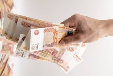 Beş bin ruble banknotlu bir adamın yatay fotoğrafı..