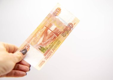 Kahverengi manikürlü bir kadının elinde beş bin ruble. 