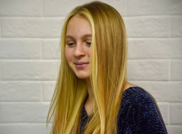 Teen blonde Mädchen posiert in einem Schönheitssalon nach einem Haarschnitt und Färbung, — Stockfoto