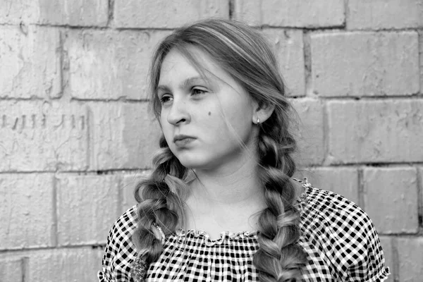Foto en blanco y negro de una adolescente con dos coletas . — Foto de Stock