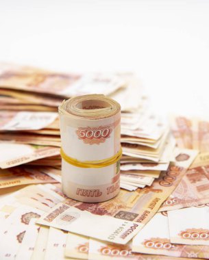 Beş bin rublelik banknotlar ve birkaç banknot bir rulo haline getirilmiş ve elastik bir bantla bağlanmış.. 