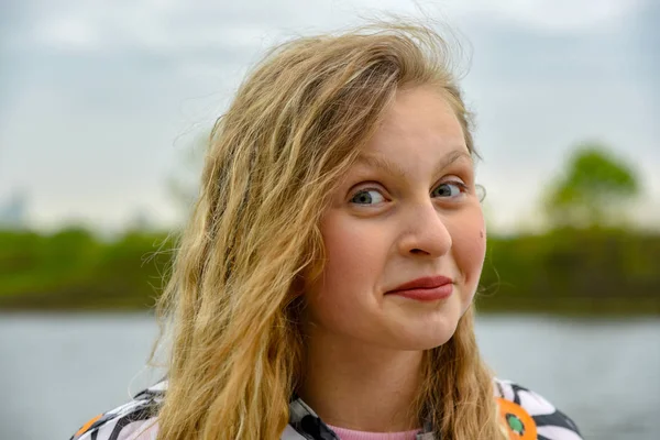 Ein Teenager Mädchen Mit Lockigen Blonden Haaren Und Bunt Bemalten — Stockfoto