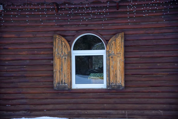 Ein Fenster Mit Hölzernen Fensterläden Gegen Eine Wand Aus Kirschholz — Stockfoto