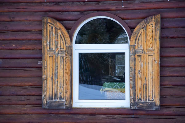 Ein Fenster Mit Hölzernen Fensterläden Gegen Eine Wand Aus Kirschholz — Stockfoto